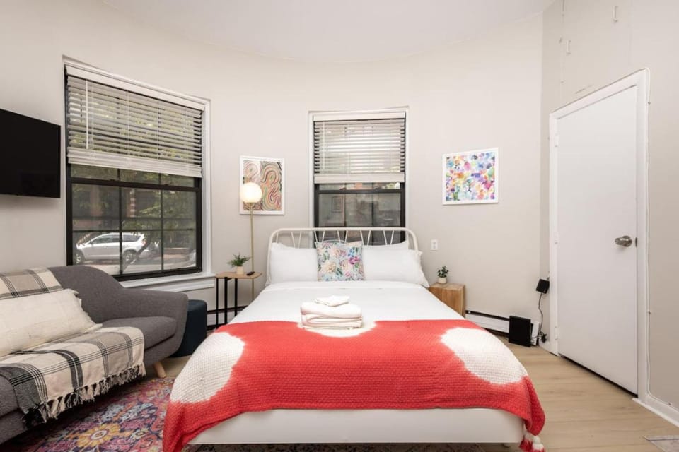 Retro Studio on Quiet Street Apartment in Back Bay
