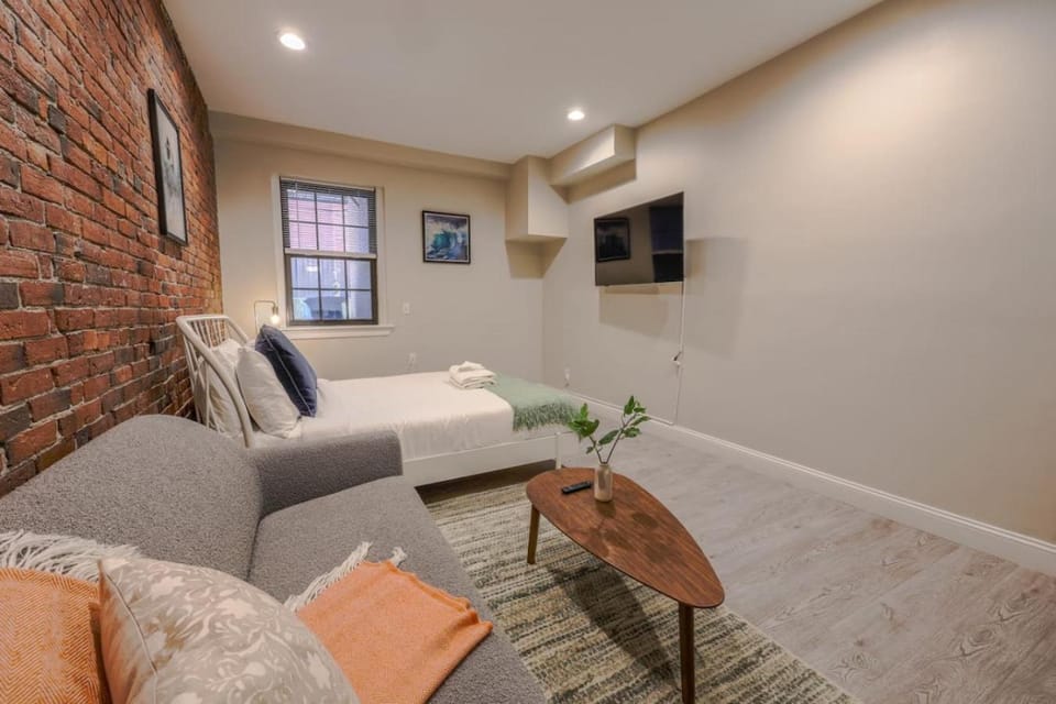 Modern Simple Studio South End Apartment in Back Bay