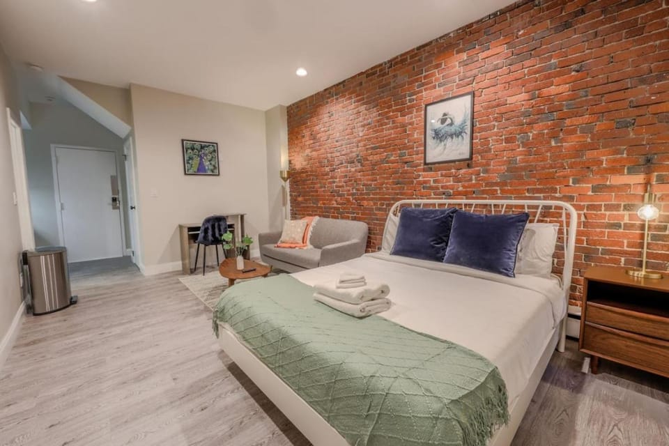 Modern Simple Studio South End Apartment in Back Bay