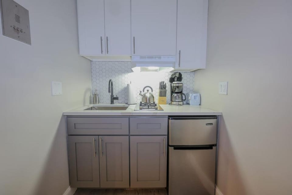 Modern Simple Studio South End Apartment in Back Bay