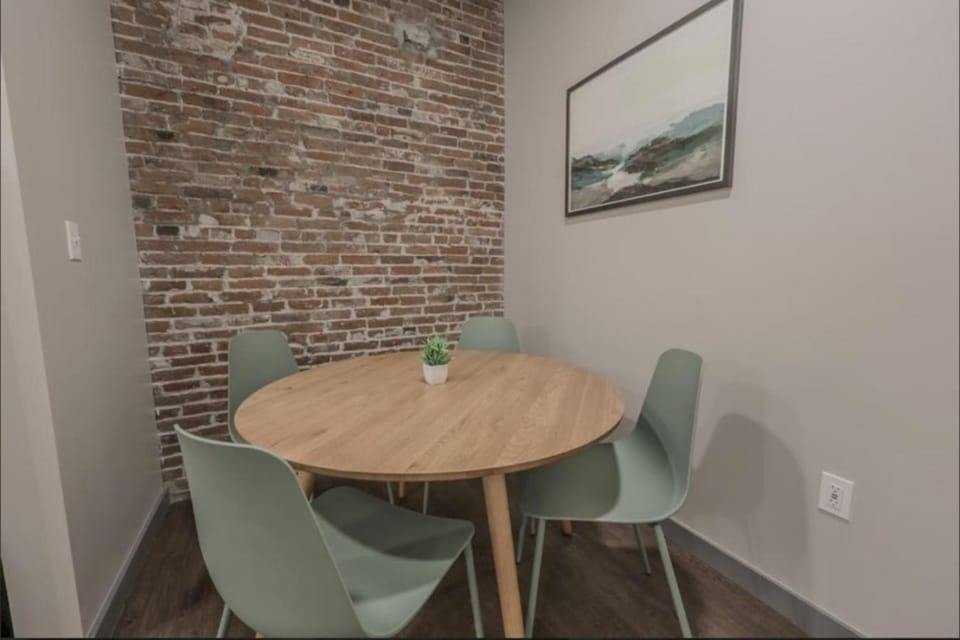 Chic Modern 2 bed Apartment with Exposed Brick Apartment in Beacon Hill