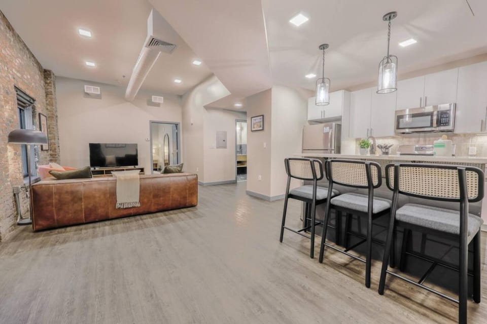 Charming 1 Bedroom Apt Laundry in Unit Apartment in Beacon Hill