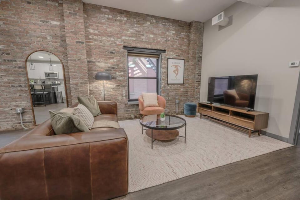 Charming 1 Bedroom Apt Laundry in Unit Apartment in Beacon Hill