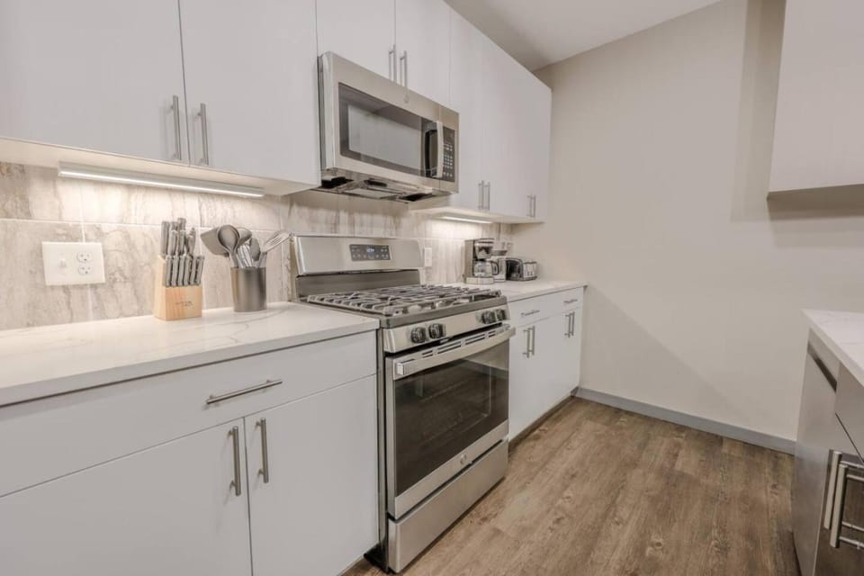 Charming 1 Bedroom Apt Laundry in Unit Apartment in Beacon Hill