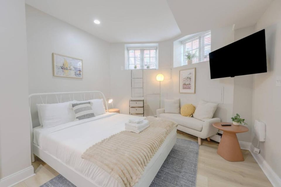 Quaint Studio Apt Steps from Back Bay Apartment in Back Bay