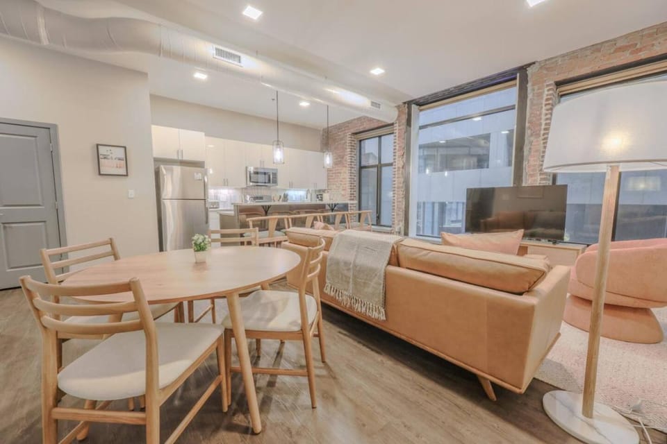Elegant 2 Bedroom Prime Location Apartment in Beacon Hill