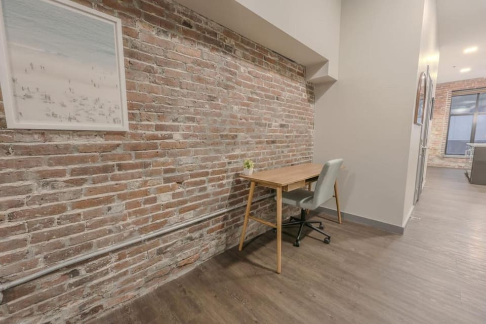 Elegant 2 Bedroom Prime Location Apartment in Beacon Hill
