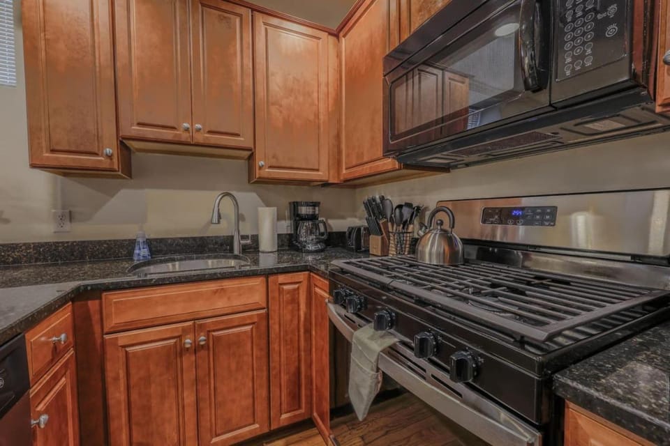 Simple 2 Bed 2 bath Close to Fenway Apartment in Boston