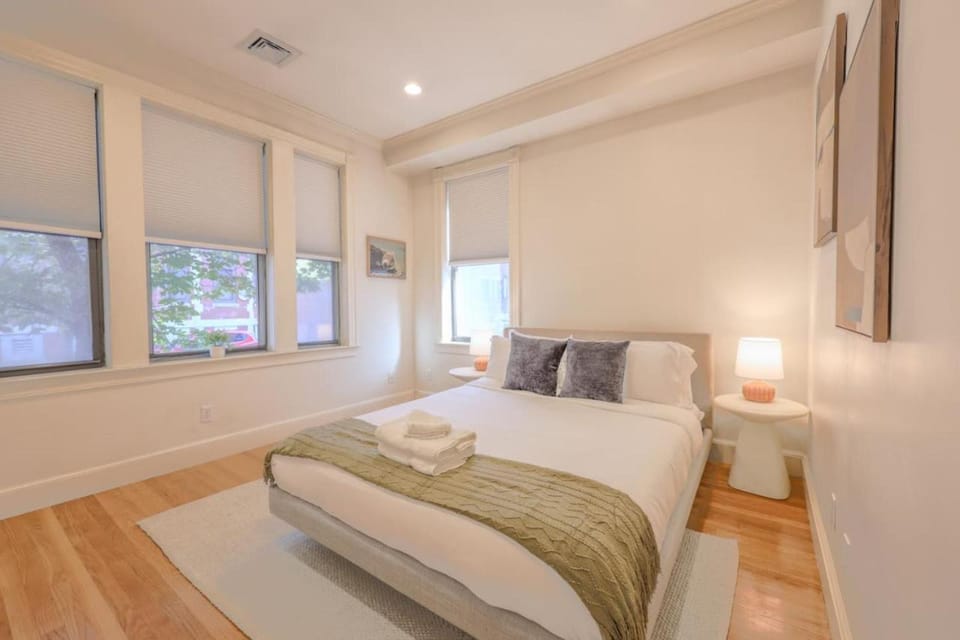 Simple 2 Bed 2 bath Close to Fenway Apartment in Boston