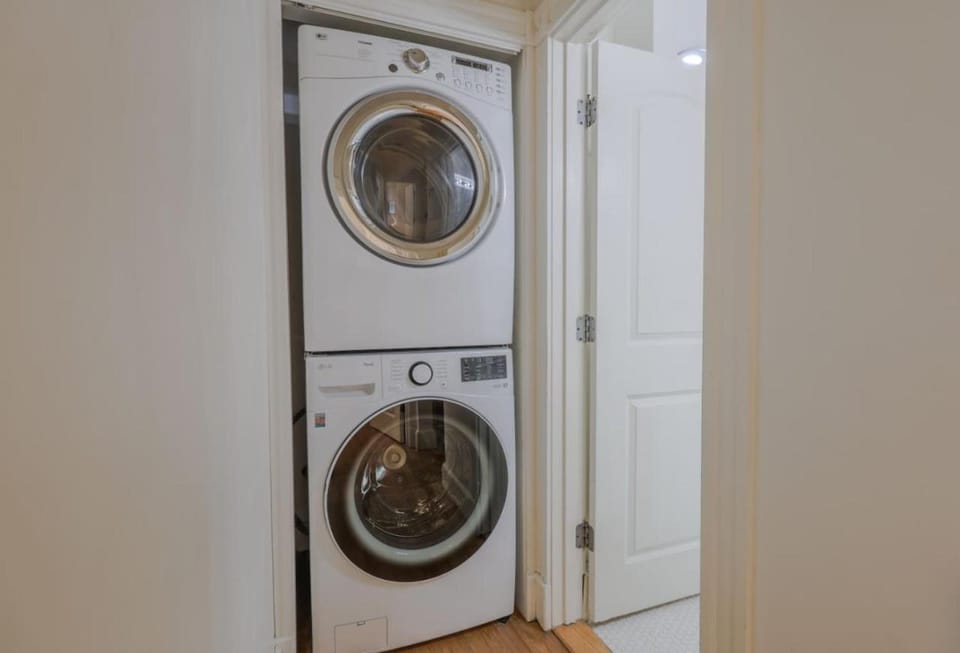 Simple 2 Bed 2 bath Close to Fenway Apartment in Boston