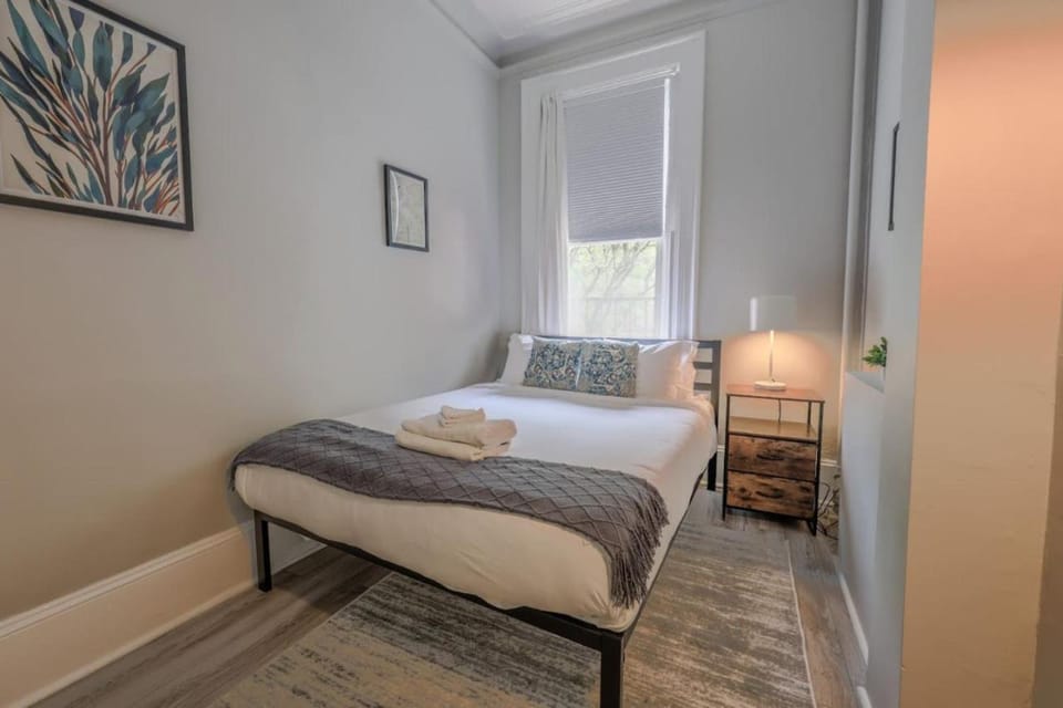 Bright Newbury Street 1 Bedroom Apartment in Back Bay