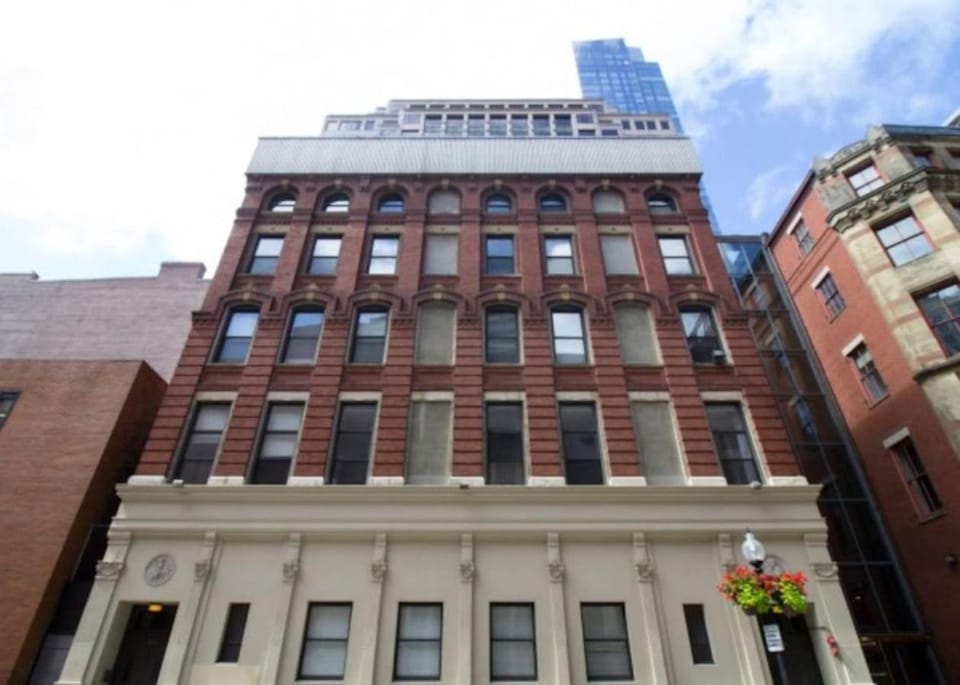 Pet Friendly Studio Walk to MGH Apartment in South Boston
