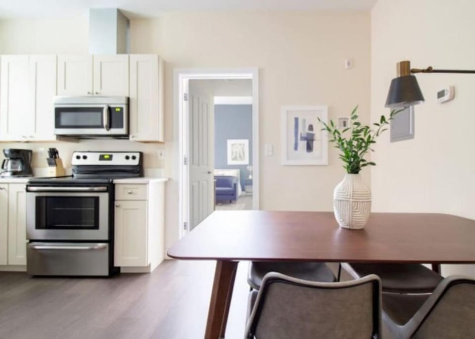 Pet Friendly Studio Walk to MGH Apartment in South Boston