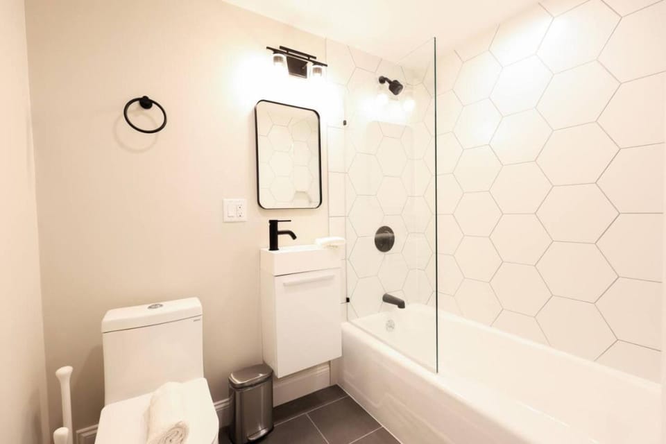 Spacious and Bright Studio Apartment in Back Bay