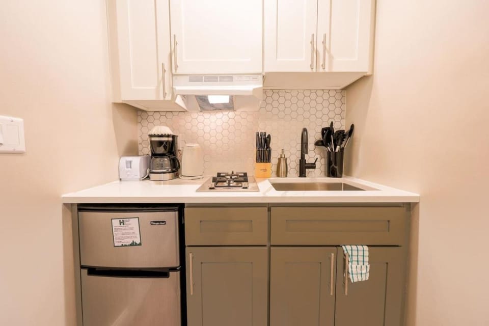 Bold and Spacious Studio Back Bay Apartment in Back Bay