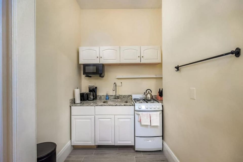 Cozy Back Bay 1 Bed 1 Bath Apartment in Back Bay