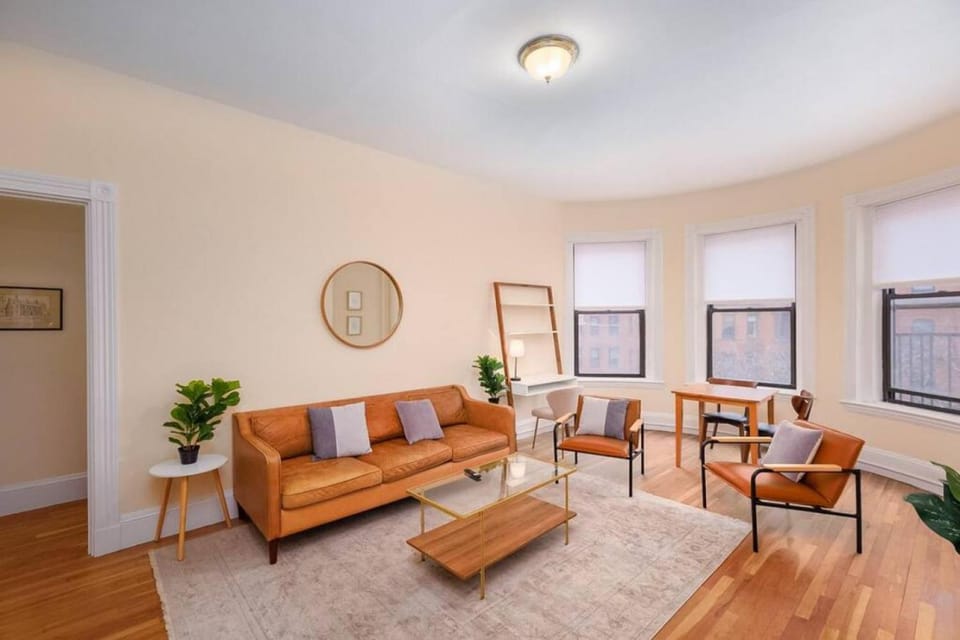 Charming Newbury Street Gem Apartment in Back Bay