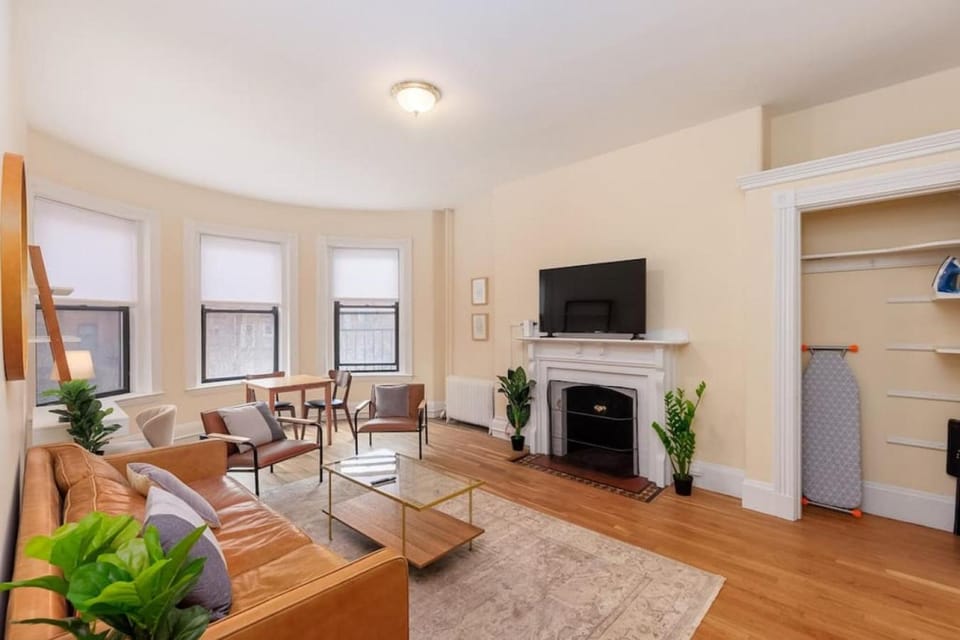 Charming Newbury Street Gem Apartment in Back Bay