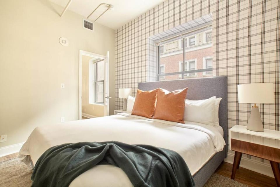 FIDI 2 Bedroom with Keyless Entry and Fully Furnished Apartment in Boston