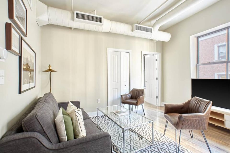 FIDI 2 Bedroom with Keyless Entry and Fully Furnished Apartment in Boston