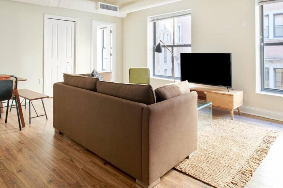 Bold and Spacious 2 Bed in Boston Financial District Apartment in Boston