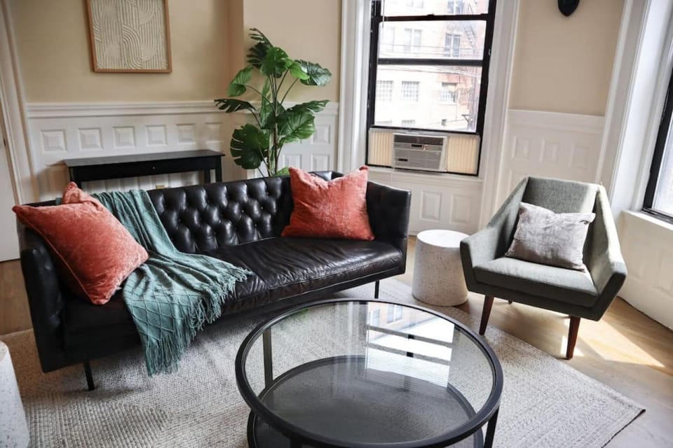 Lovely Fenway 1br in Historic Boston Building Apartment in Boston