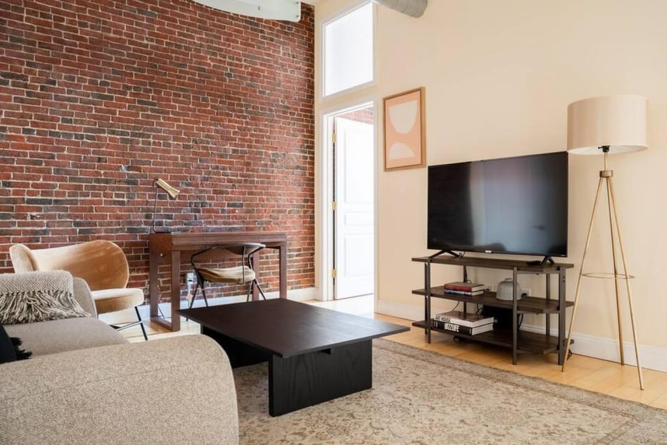 Beautiful 4br 2br Downtown Xing High Ceilings Apartment in South Boston