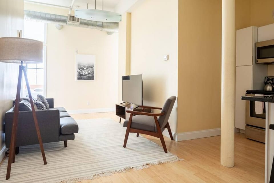 Large Ceilings Centrally Located 4bed 2bath Apartment in South Boston