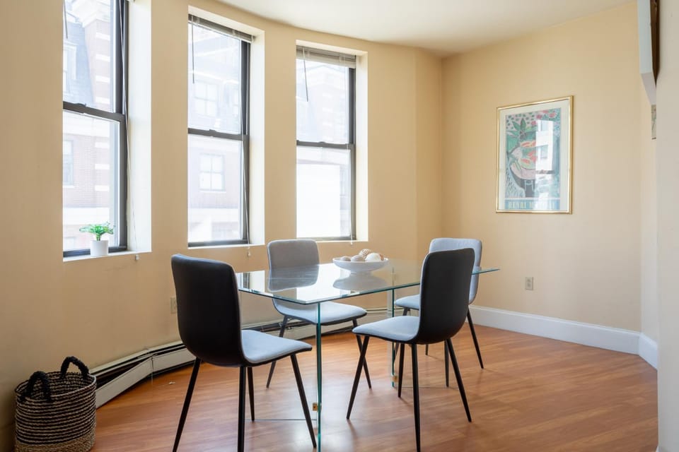 Financial District Charm and Close Walk to Downtown Apartment in Boston
