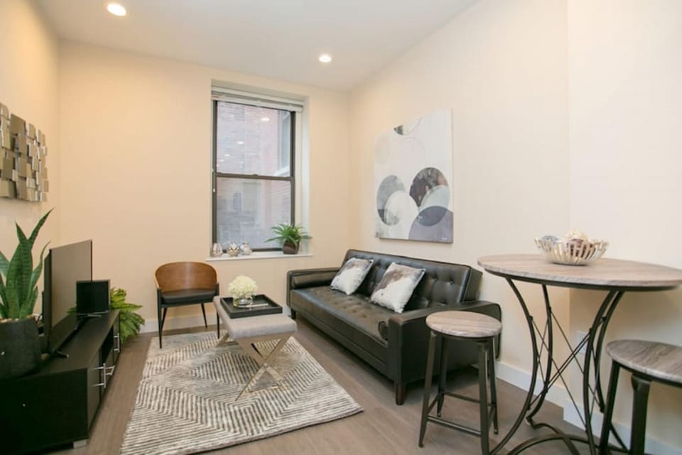 Newly Designed Loft - Fast Wifi - Pet Friendly Apartment in South Boston