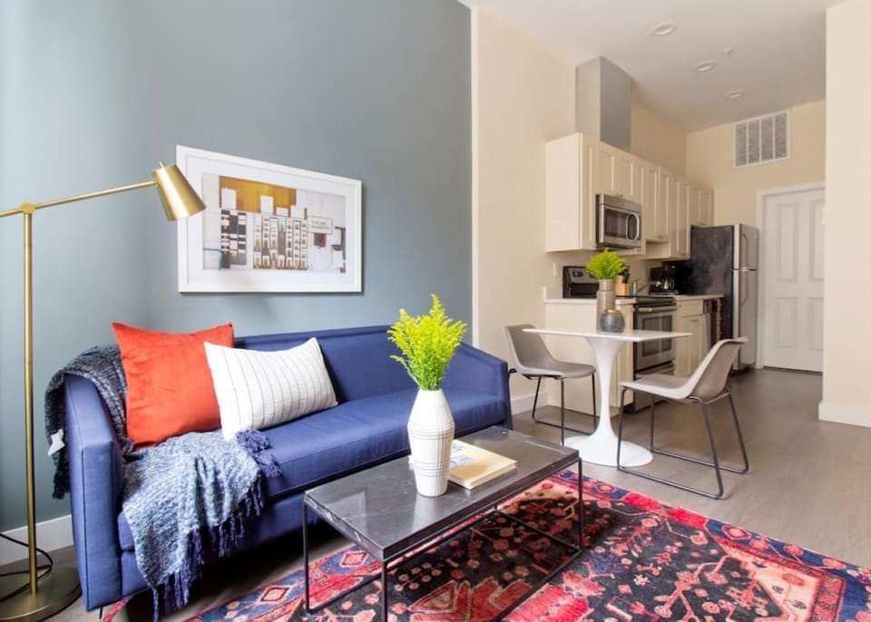 Bright and Bold Loft Fast Wifi Downtown Boston Apartment in South Boston