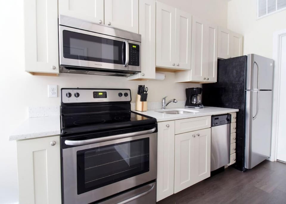 Bright and Bold Loft Fast Wifi Downtown Boston Apartment in South Boston