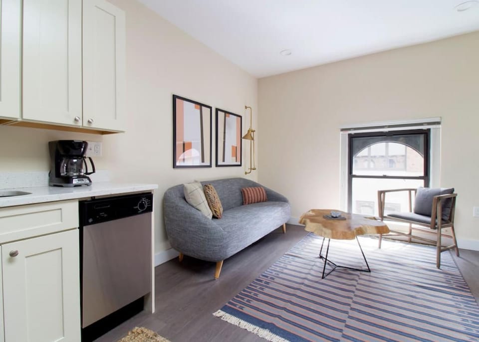 Downtown Boston Nurses Welcome Apartment in South Boston
