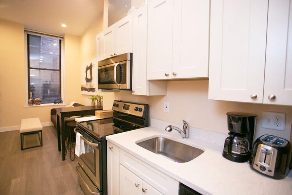 Downtown Loft Walk Anywhere Ideal for Nurses Apartment in South Boston