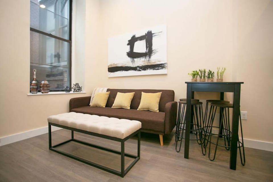 Downtown Loft Walk Anywhere Ideal for Nurses Apartment in South Boston