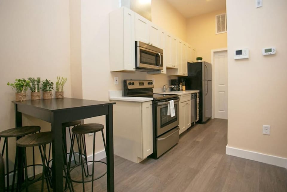 Downtown Loft Walk Anywhere Ideal for Nurses Apartment in South Boston