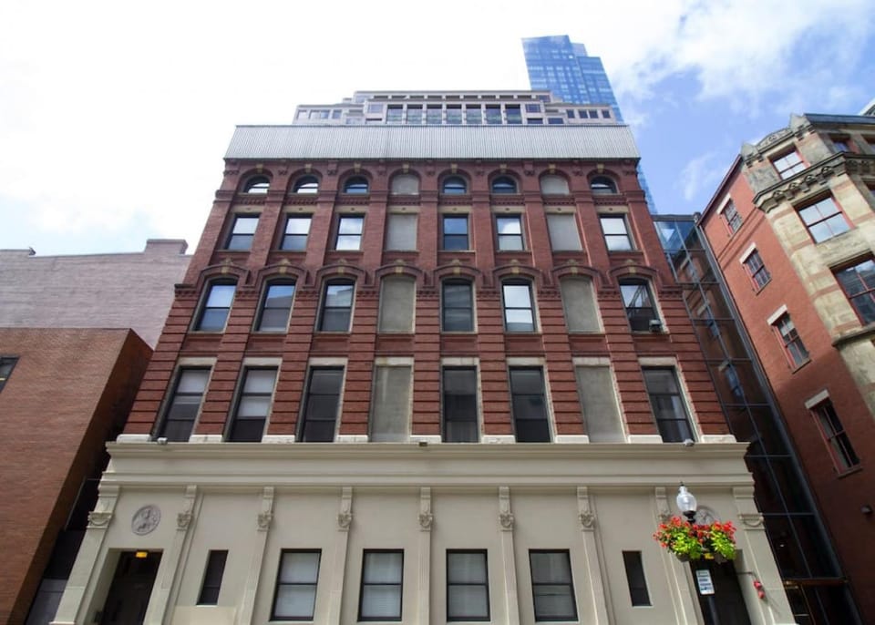 Downtown Studio Students Welcome Washer and Dryer Apartment in South Boston