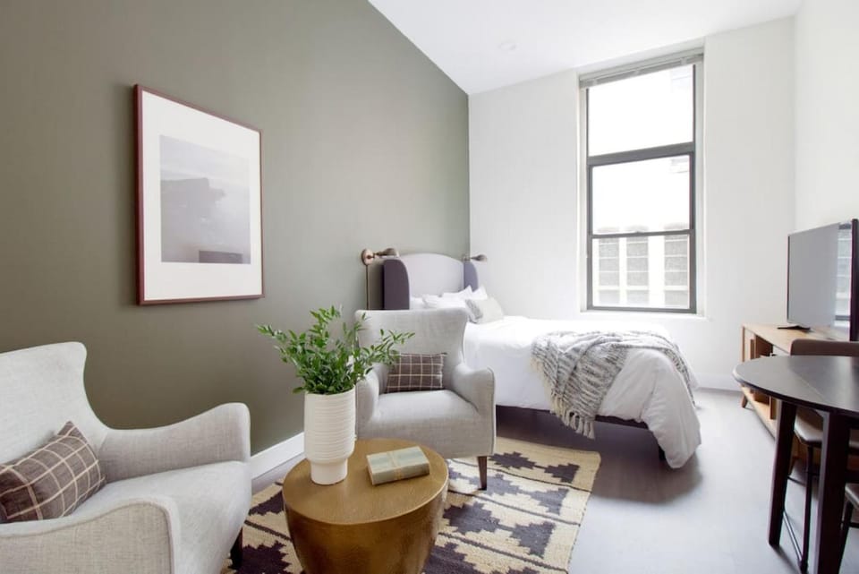 Downtown Studio Students Welcome Washer and Dryer Apartment in South Boston