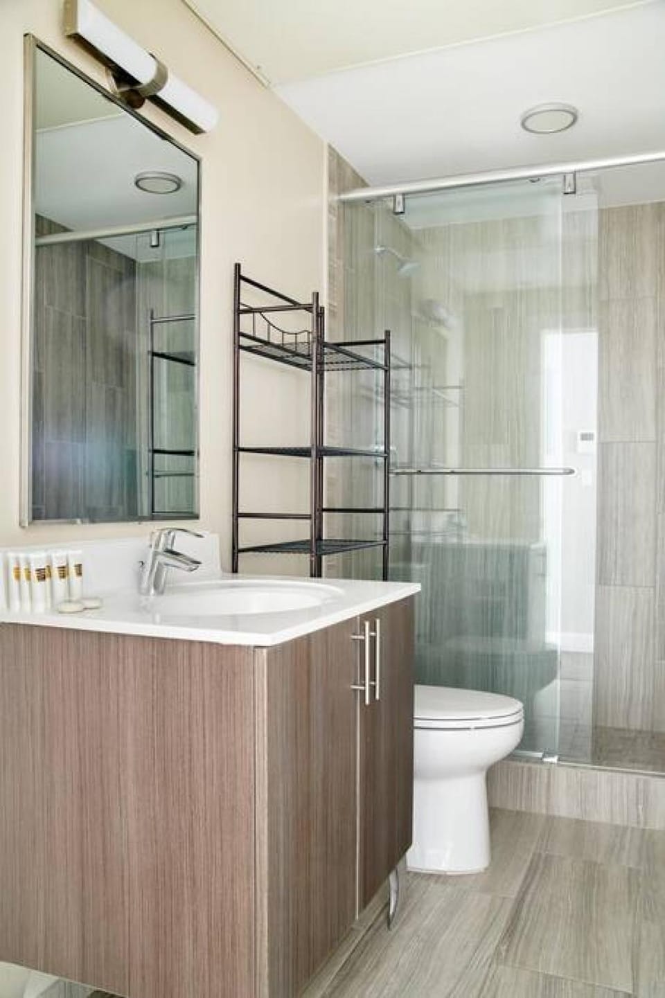 Pet Friendly 3 Bed 2 Bath steps to Beacon Hill Apartment in Beacon Hill