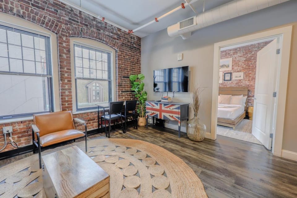 Pet Friendly 3 Bed 2 Bath steps to Beacon Hill Apartment in Beacon Hill