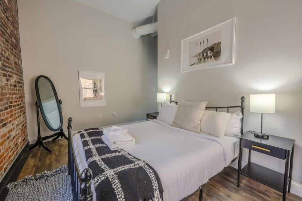 Parking Available Fully Furnished 4 Bed 2 Bath Flat Apartment in Beacon Hill