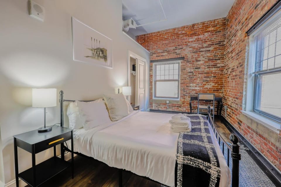 Parking Available Fully Furnished 4 Bed 2 Bath Flat Apartment in Beacon Hill