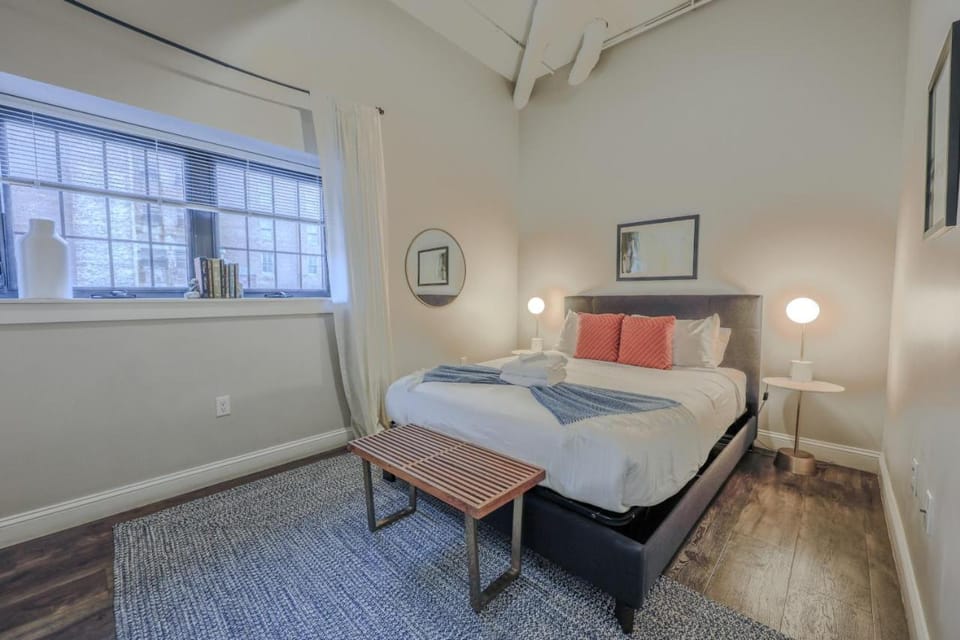 Centralized Downtown Location Onsite Parking Apartment in Beacon Hill