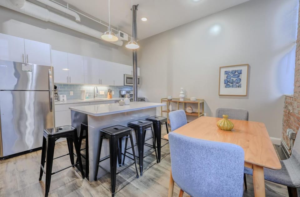 Unbeatable Location 4 bed Loft Parking Optional Apartment in Beacon Hill