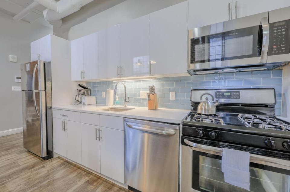 Unbeatable Location 4 bed Loft Parking Optional Apartment in Beacon Hill