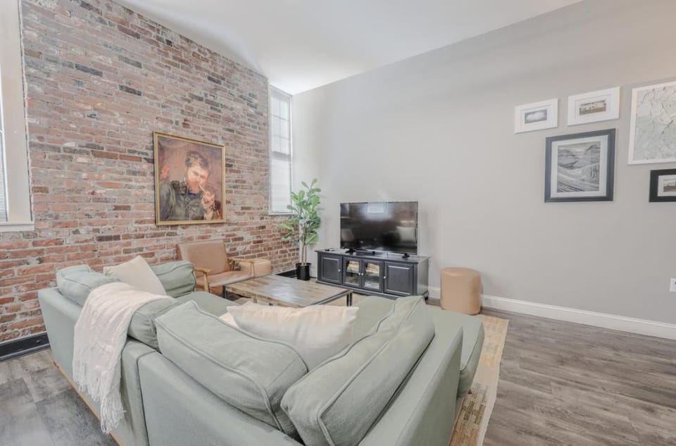 Lavishly Designed Home With Office Close to T Apartment in Beacon Hill
