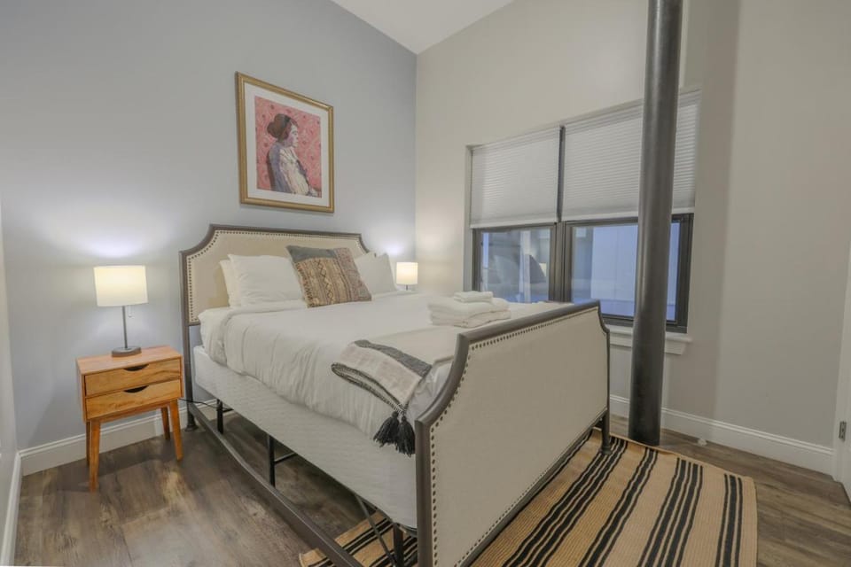 Downtown Luxury Students Welcome Washer and Dryer Apartment in Beacon Hill