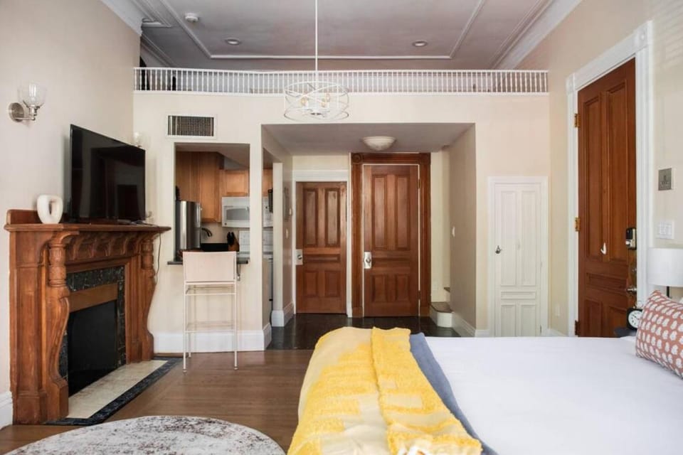 Bright Back Bay Studio Apartment in Back Bay