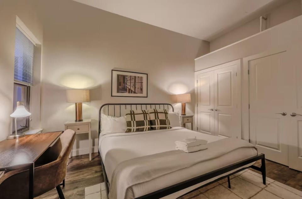 Downtown Designer Home Keyless Washer and Dryer Apartment in Beacon Hill