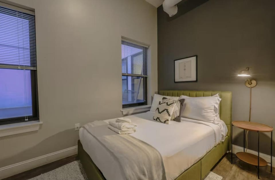 Downtown Designer Home Keyless Washer and Dryer Apartment in Beacon Hill